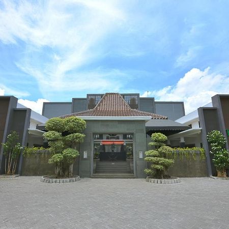 โอโย 611 ดิ เอดวิน ชาเรียะฮ์ Hotel Ngabean ภายนอก รูปภาพ