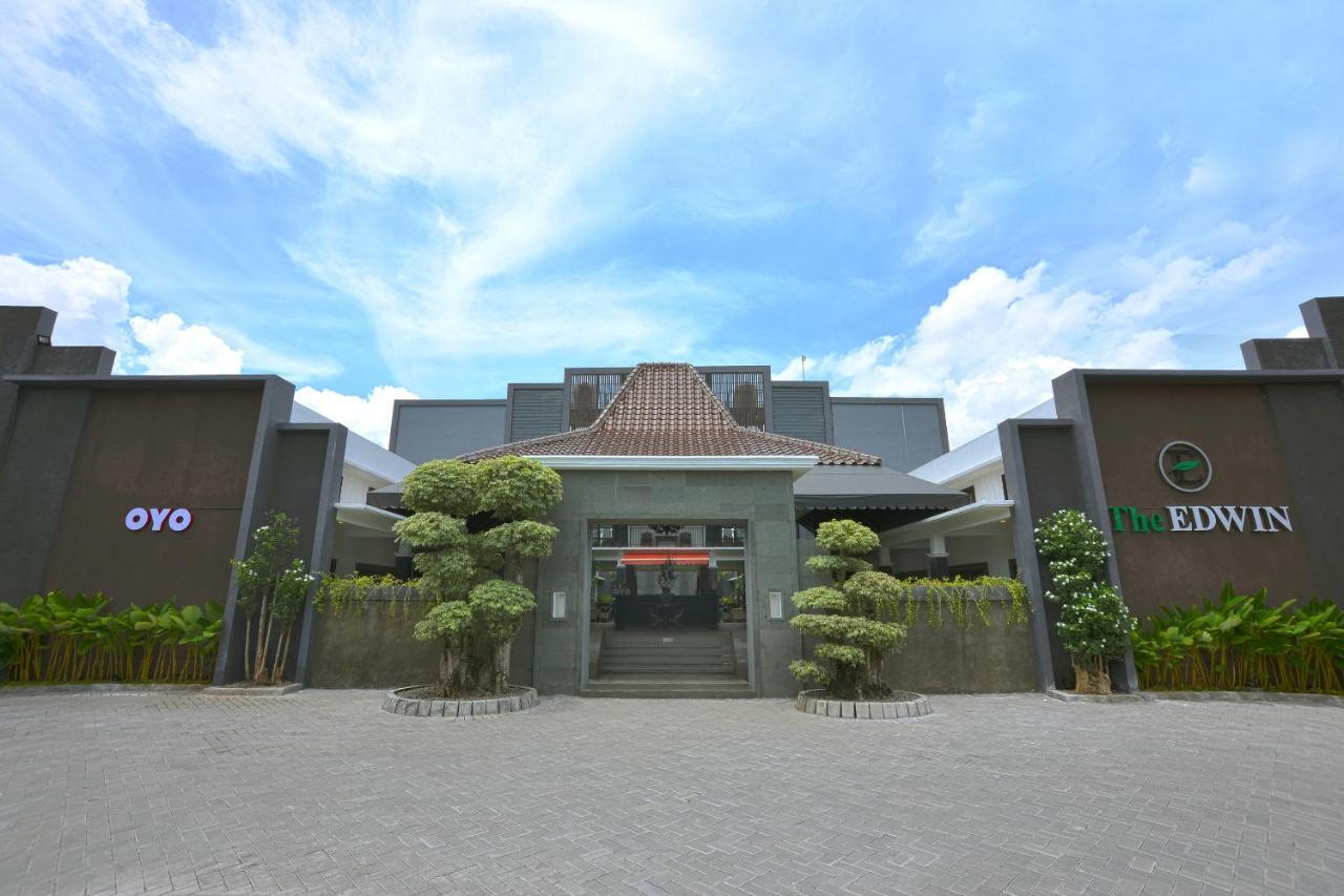 โอโย 611 ดิ เอดวิน ชาเรียะฮ์ Hotel Ngabean ภายนอก รูปภาพ